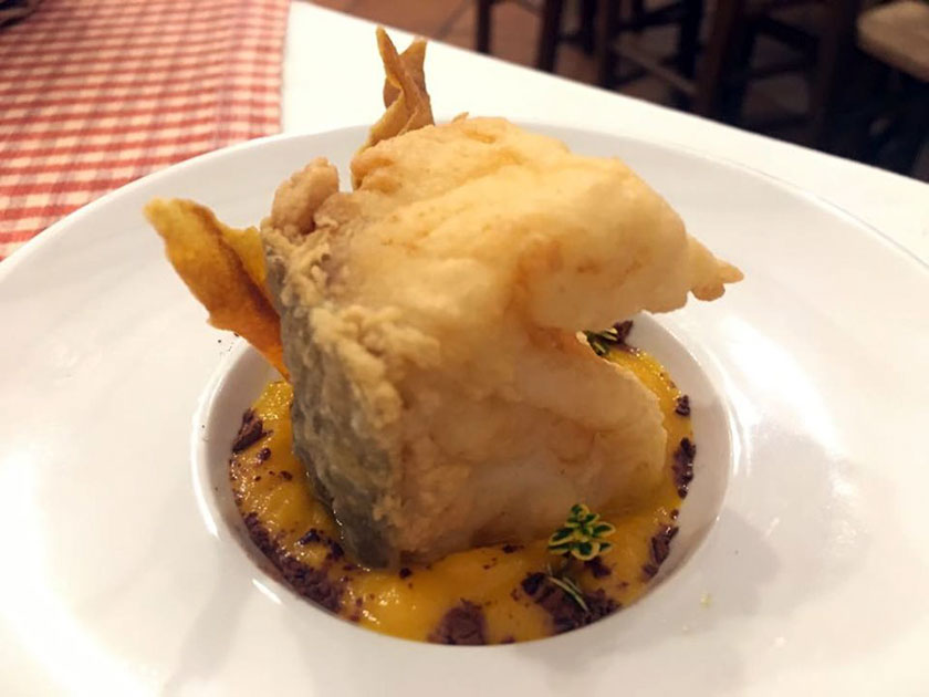 Baccalà fritto su vellutata di zucca e chips di carota