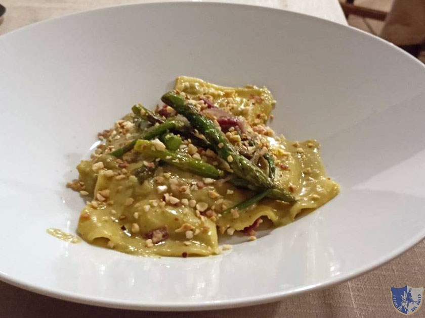 Ravioli con speck mandorle e aparagi