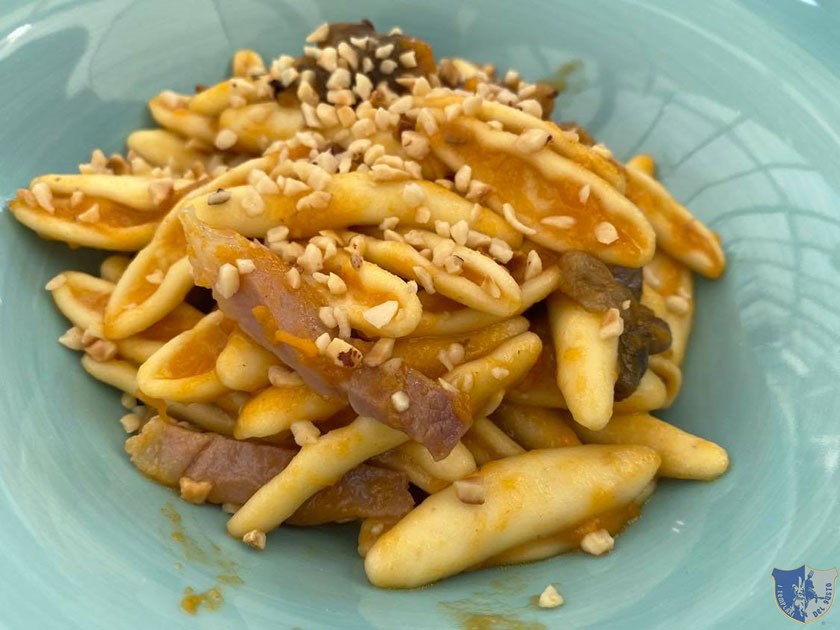 Cavatelli con crema di zucca funghi speck croccante e granella di nocciole