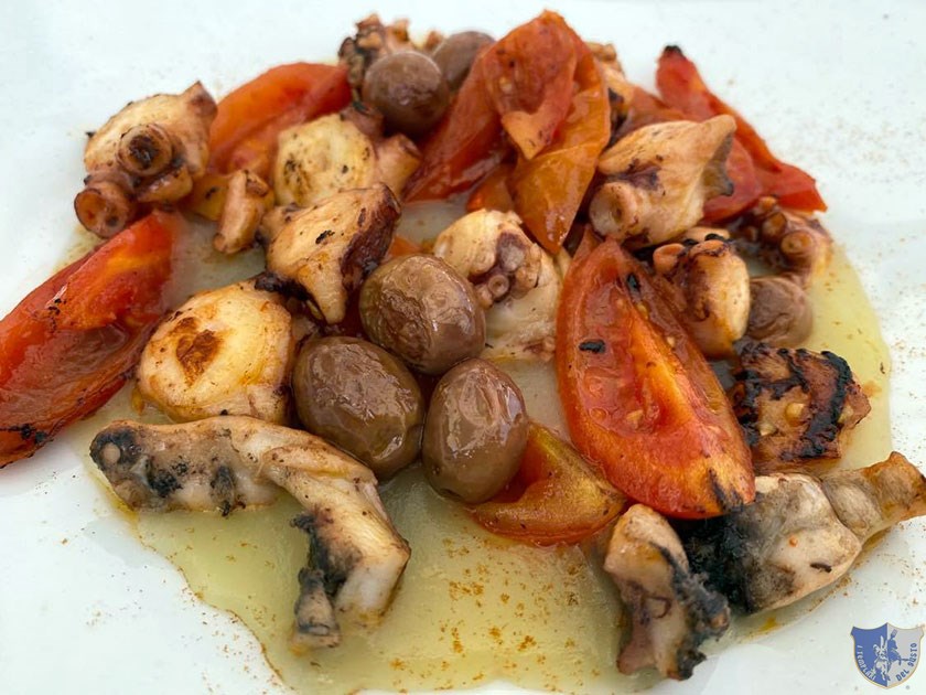 Polpo croccante con olive e capperi su vellutata di patate allo zafferano