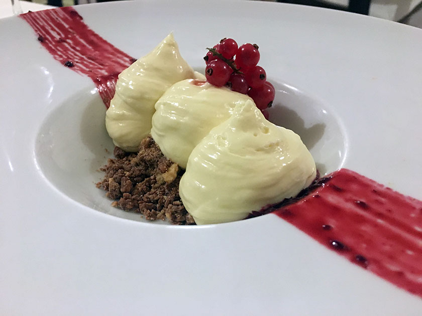 Mousse al cioccolato bianco, crumble di cioccolato al latte e coulis di frutti di bosco