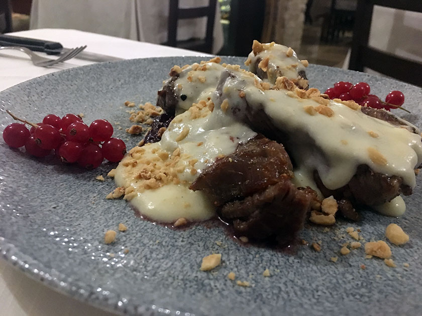 Tagliata di angus su demi glace ai frutti di bosco, fonduta di caciocavallo e polvere di nocciole