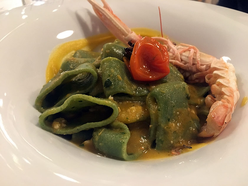 Calamarata agli spinaci con scampi e vellutata di zucca