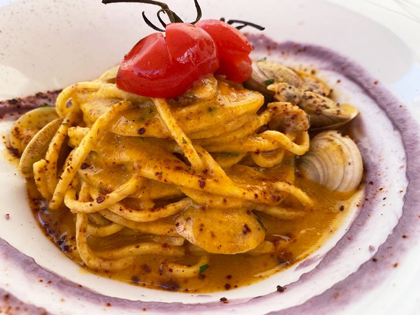 Chitarrucci integrali con vongole pomodorino giallo vellutata di cavolo rosso e polvere di pomodori Ok