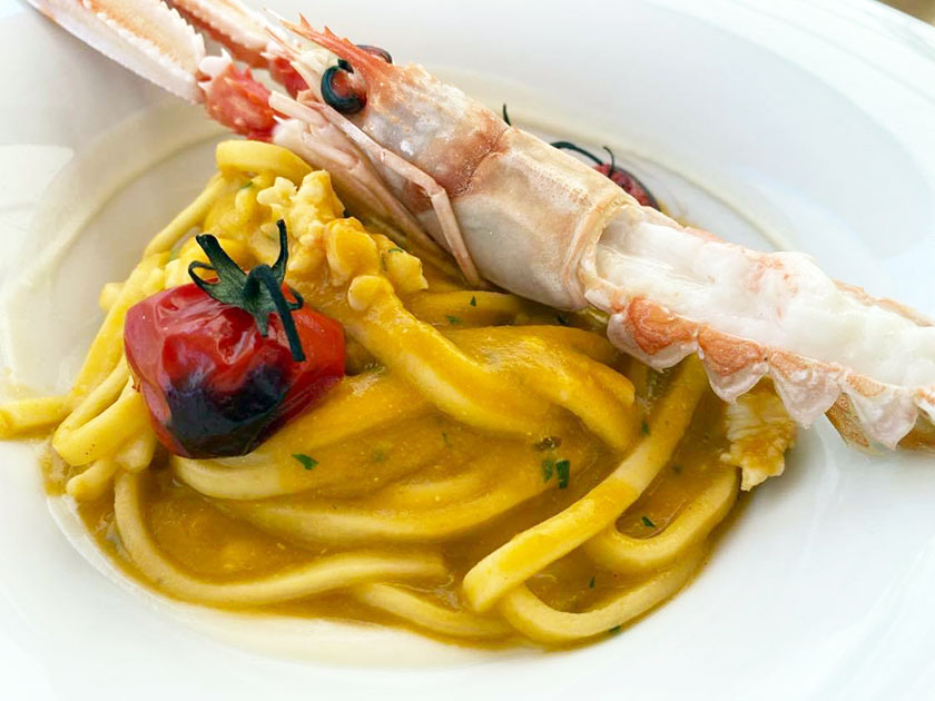 Troccoli con scampi e pomodorino giallo