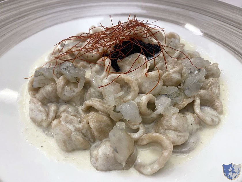 Orecchiette di grano arso cacio e pepe tartare di gamaberi e uova di lompo