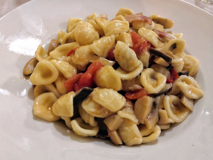 Orecchiette con funghi pomodorini e pancetta