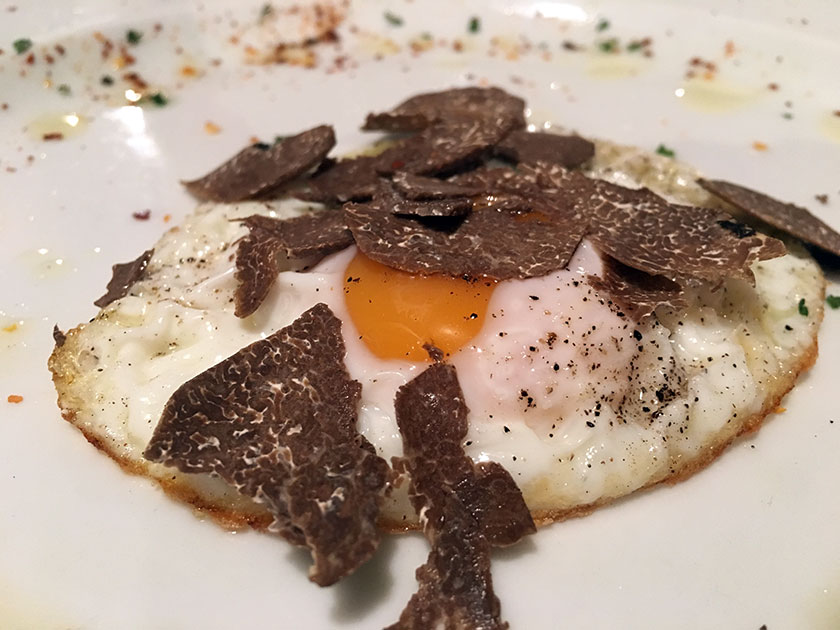 Uova al tegamino con tartufo irpino