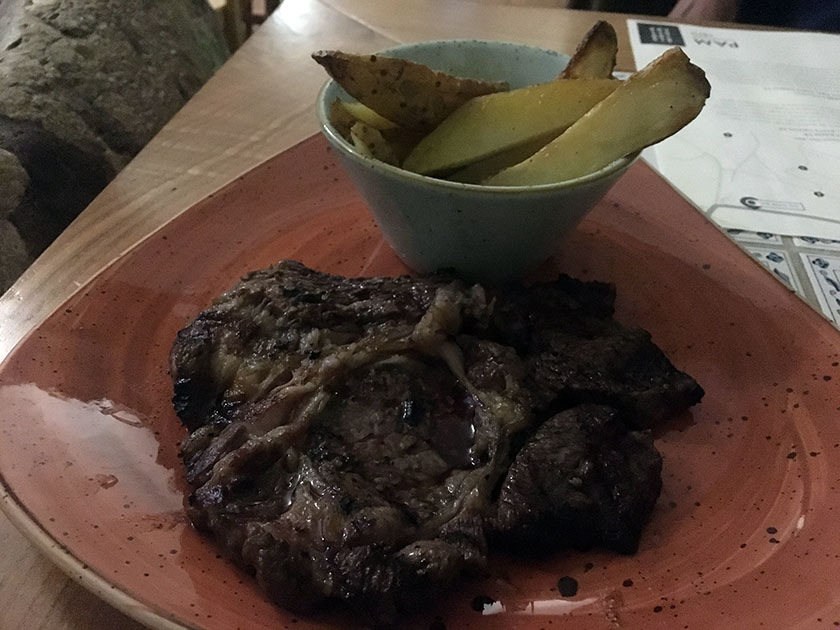 Entrecote di scottona conpatate rustiche