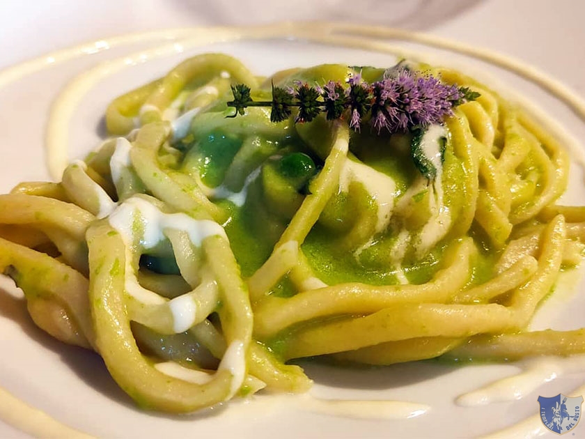 Maccaronara alla crema di piselli menta e burrata