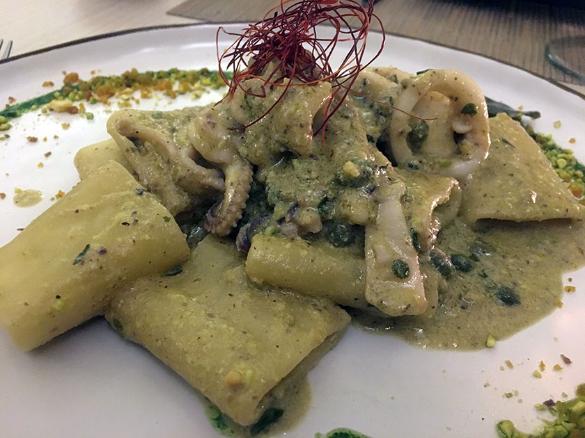 Paccheri alla crema di pistacchi con calamari croccante di pane e capperi di scogliera