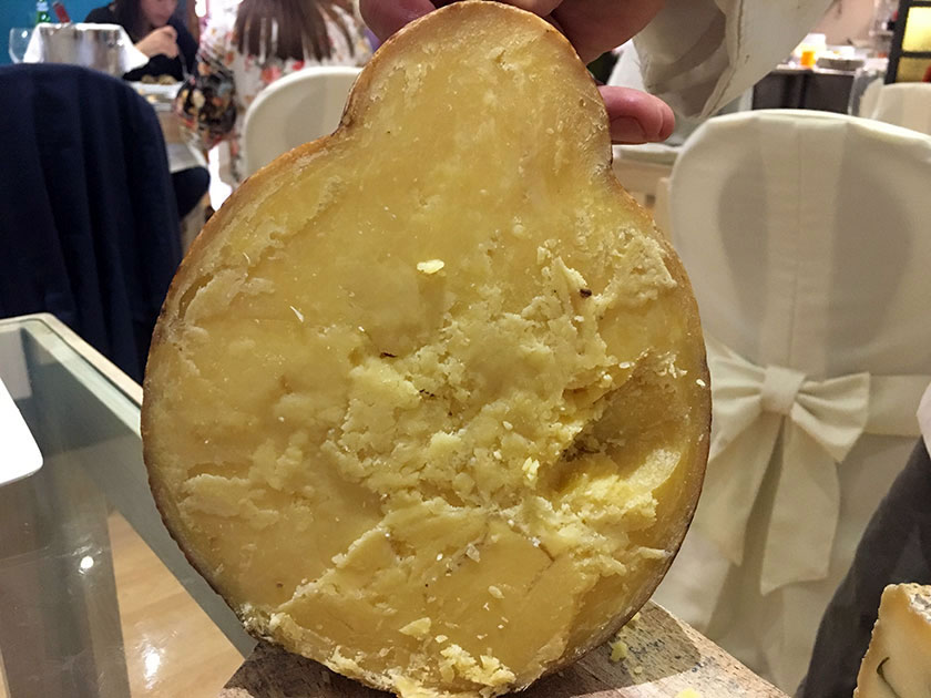 Caciocavallo stagionato