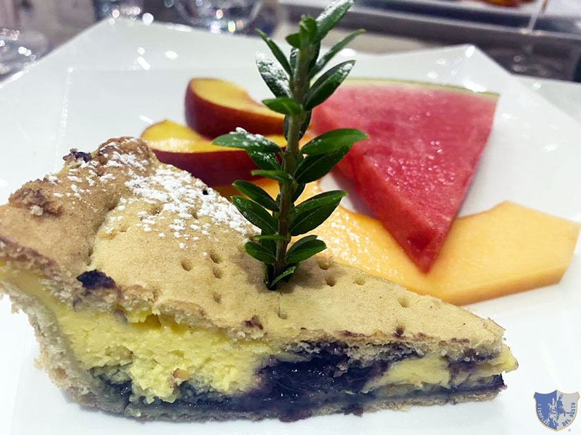 Pasticciotto orsarese con crema e sambuco e frutta fresca