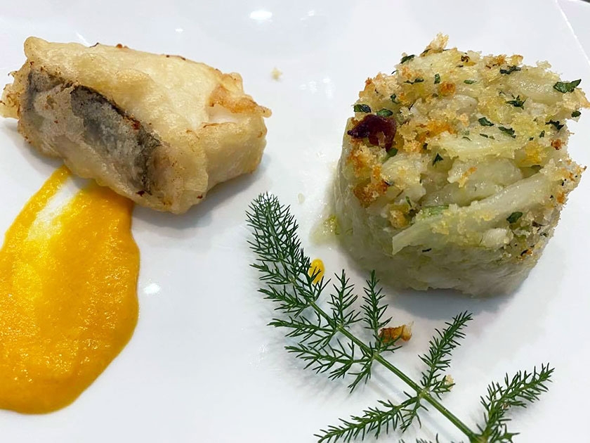 Tortino di finocchio con baccalà gratinato al forno e baccalà in pastella su vellutata di zucca