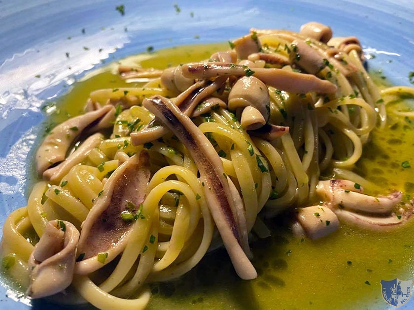 Linguine con totanetto salsa di patata silana e acqua di basilico