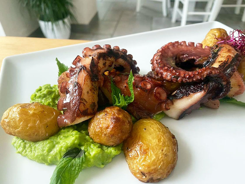 Polpo arrosto con purea di piselli alla menta e patate novelle