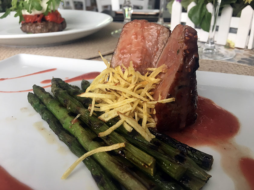 Filetto di maialino cotto a bassa temperatura con salsa di lamponi e asparagi