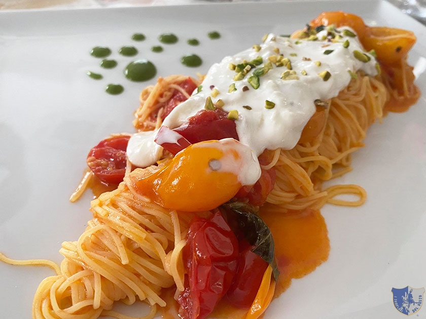 Tagliolini con pomodorini del piennolo galli e rossi stracciatella di bufala e pistacchio tostato