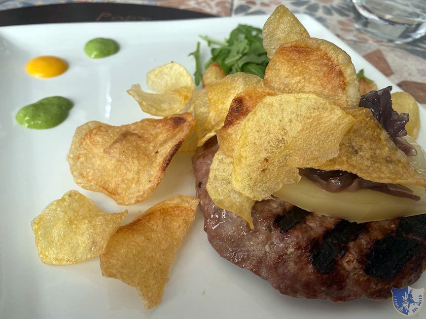 Burger di marchigiana con caciocavallo podolico chips di patate e cipolla caramellata