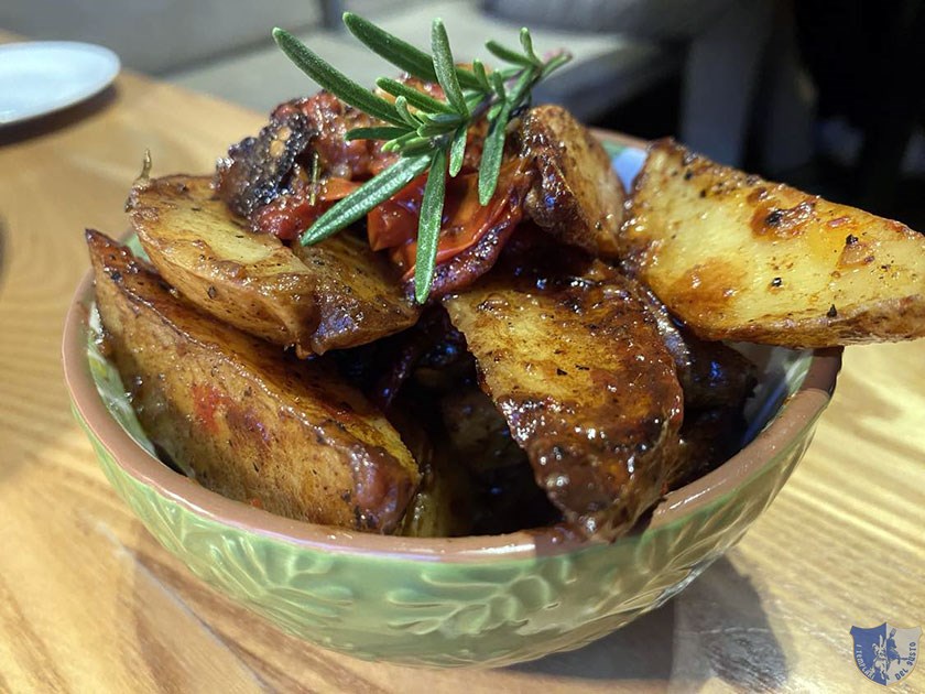 Patate al forno con cipolle e pomodori