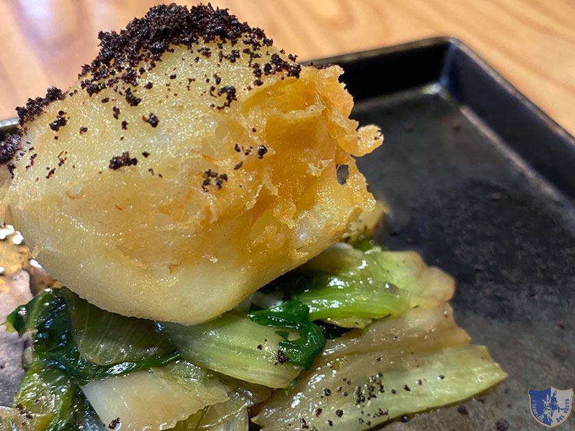 Zeppola di baccalà fritto con maionese al lime e scarola saltata