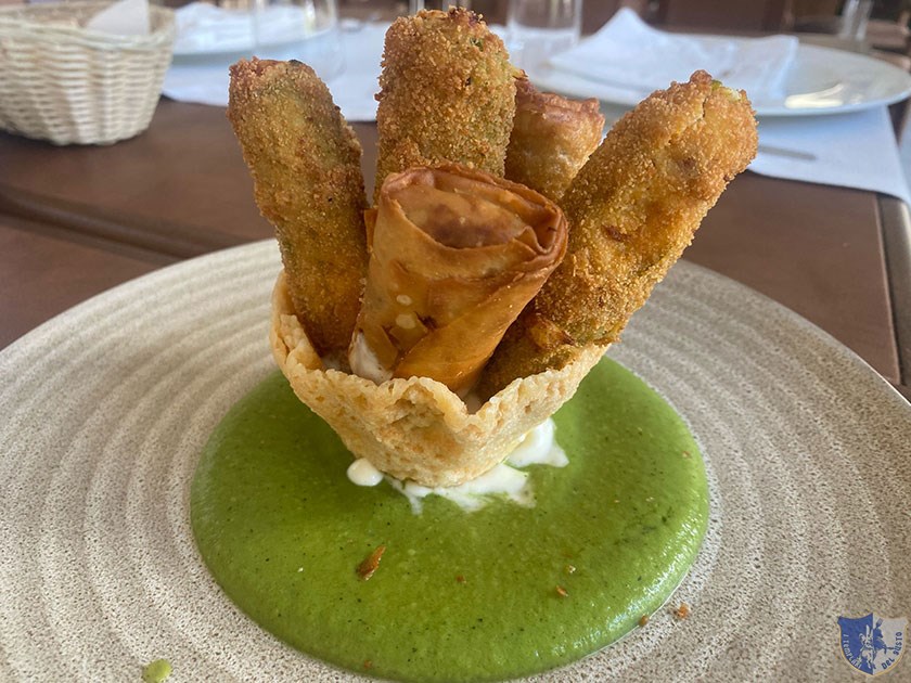 Croccantino di fiore di zucca con cannolo alla genovese fonduta di caciocavallo e crema di piselli e fave
