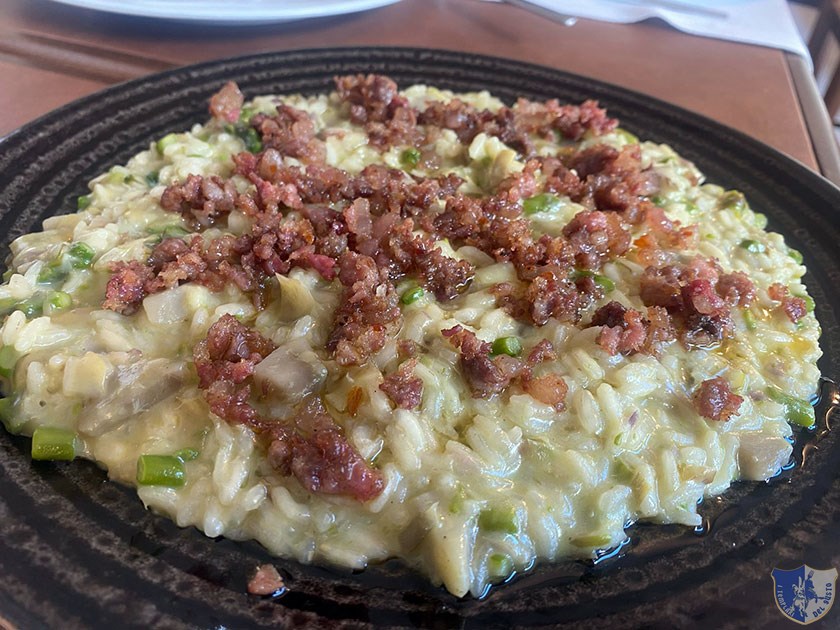 Risotto con asparagi carciofi e sbriciolata di cotechino irpino