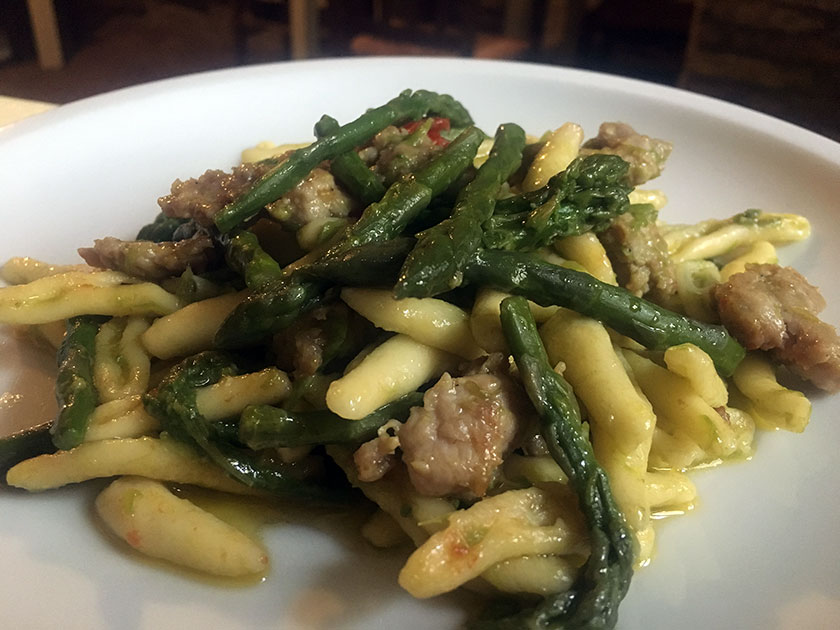 Cavatelli con asparagi e salsiccia