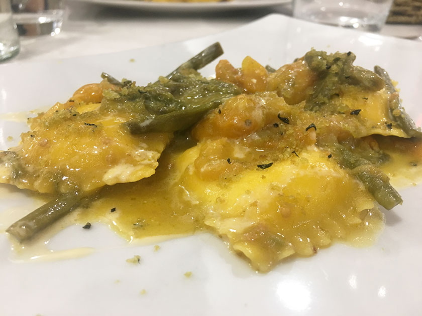 Ravioli con asparagi datterino giallo fonduta di pecorino e mollica al basilico