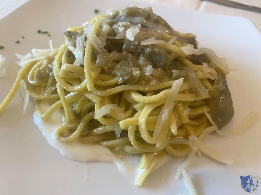 Criòli con carciofi su fonduta di caciocavallo di fossa