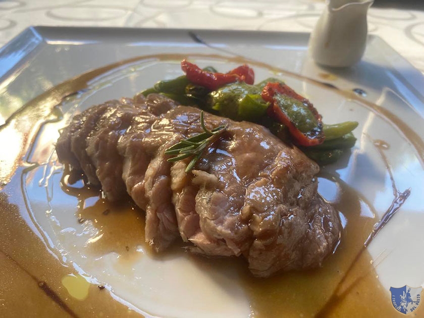 Filetto di maialino cotto a bassa temperatura con la sua salsa e peperoncini verdi al basilico