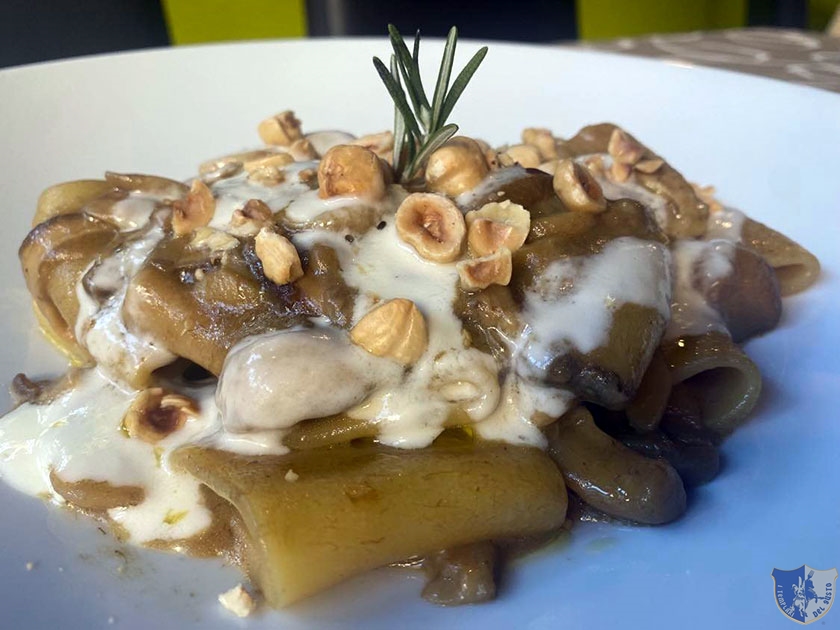 Paccheri con funghi porcini nocciole tostate di Avella e cremoso di caciocavallo giovane