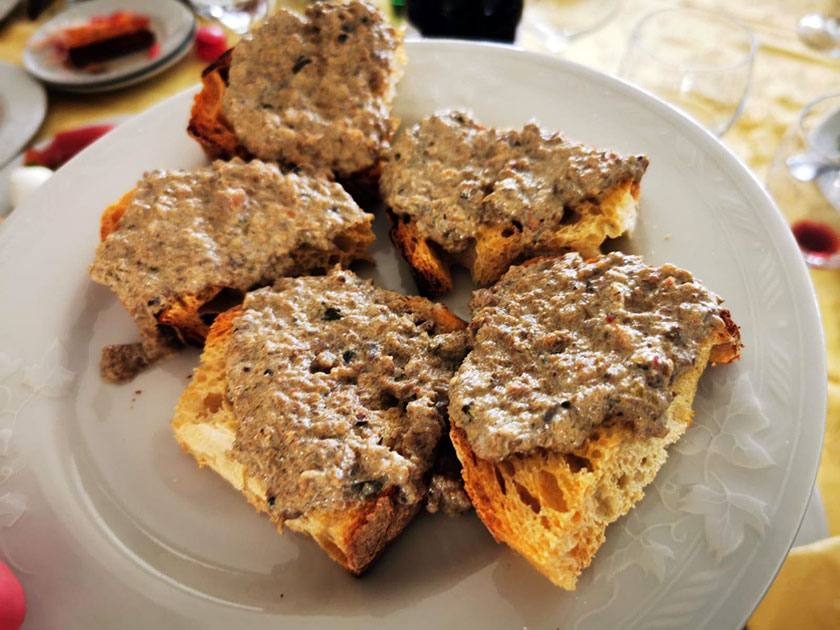 Bruschette con salsa tartufata