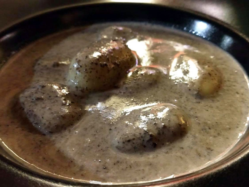 Gnocchi ripieni al pecorino con fonduta al tartufo