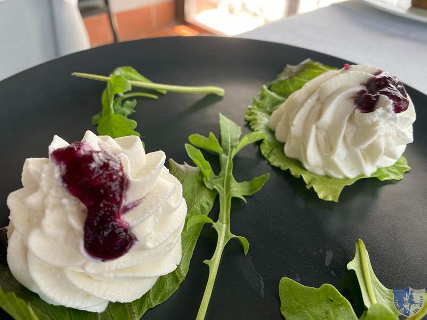 Fior di ricotta con riduzione di vino Casavecchia