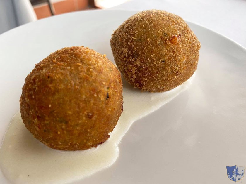 Polpette di zucchine su fondo di caprino