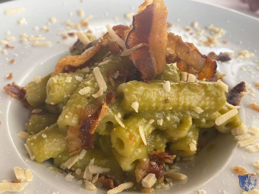 Rigatoncini con crema di friggitelli pancetta croccante trebulana e conciato romano