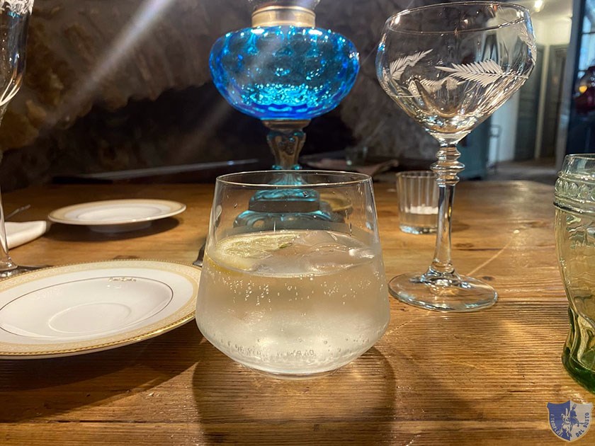 Acqua aromatizzata con limone menta e peperoncino