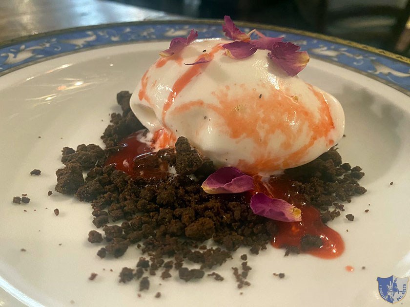Gelato di latte di vacca appena munto con sbriciolo di biscotto alla carruba e gel di rose