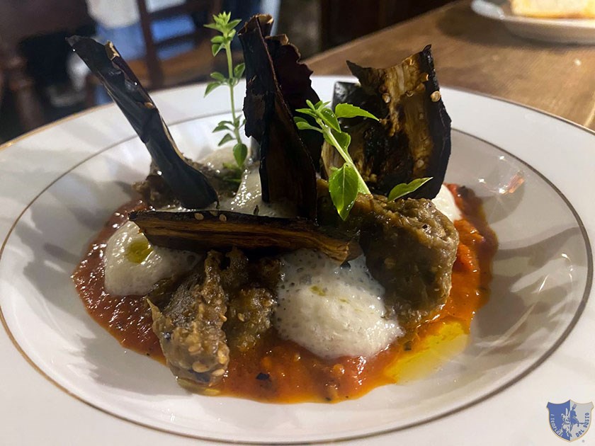 Melanzana con spuma di scamorza affumicata e pomodoro