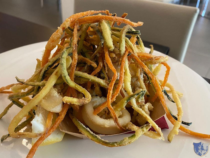 Frittura gamberi e calamari con verdure in pastella