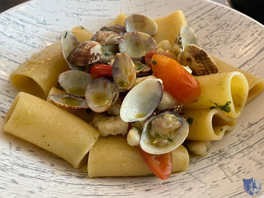 I paccheri con pescatrice vongole veraci pomodorino e rucola