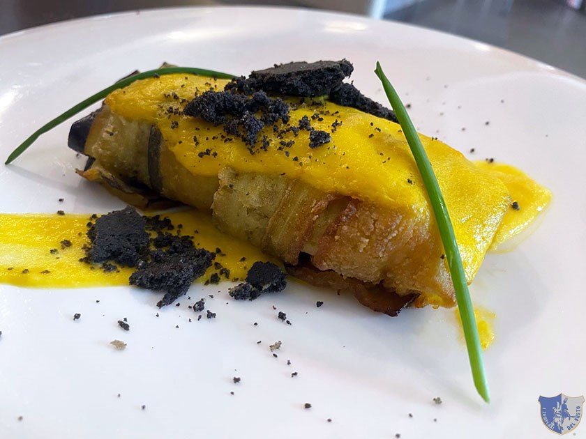 Parmigiana di pesce spada con provola affumicata su crema di pomodorino giallo