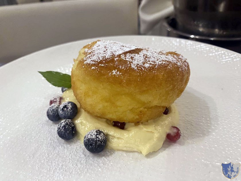 Babà con crema chantilly e frutti rossi