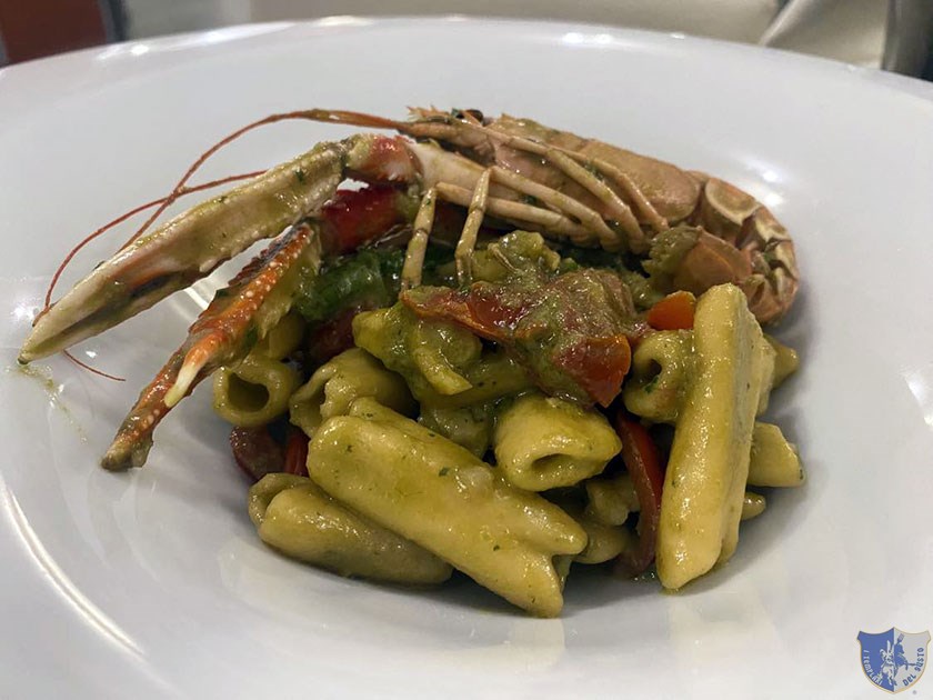 Maccheroncini ai ferri con punte di asparagi scampo di Sicilia e pomodorini