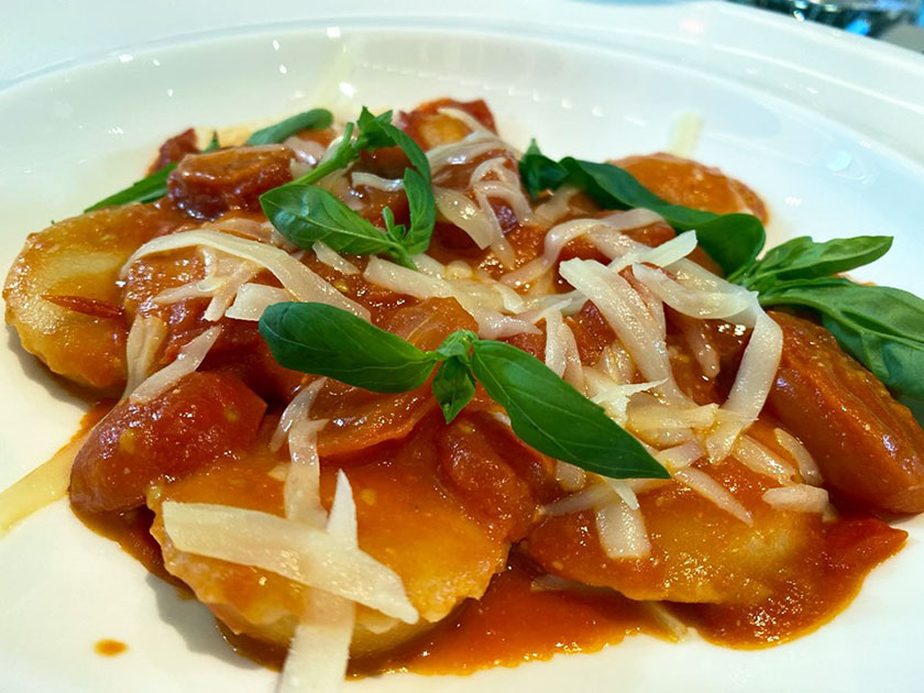 Ravioli capresi con pomodoro arrosto