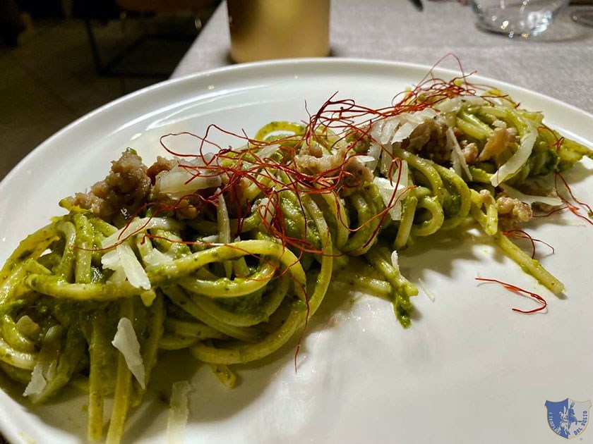 Spaghettoni quadrati con crema di friarielli salsiccia e scaglie di pecorino