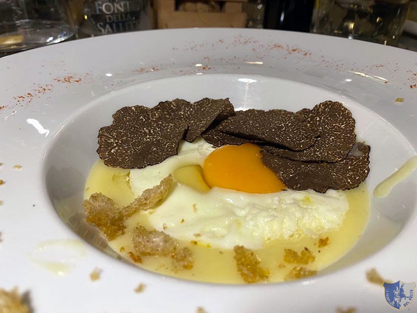 Uvo allocchio di bue su purea di patate pane croccante e tartufo nero di Bagnoli Irpino