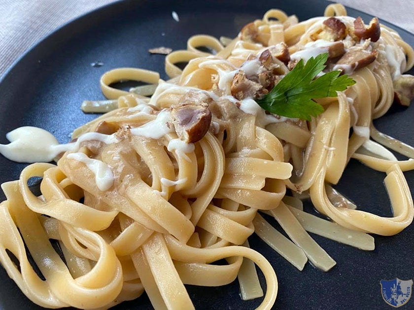 Fettucce ai funghi porcini con crema di parmigiano e castagna fritta di Montella