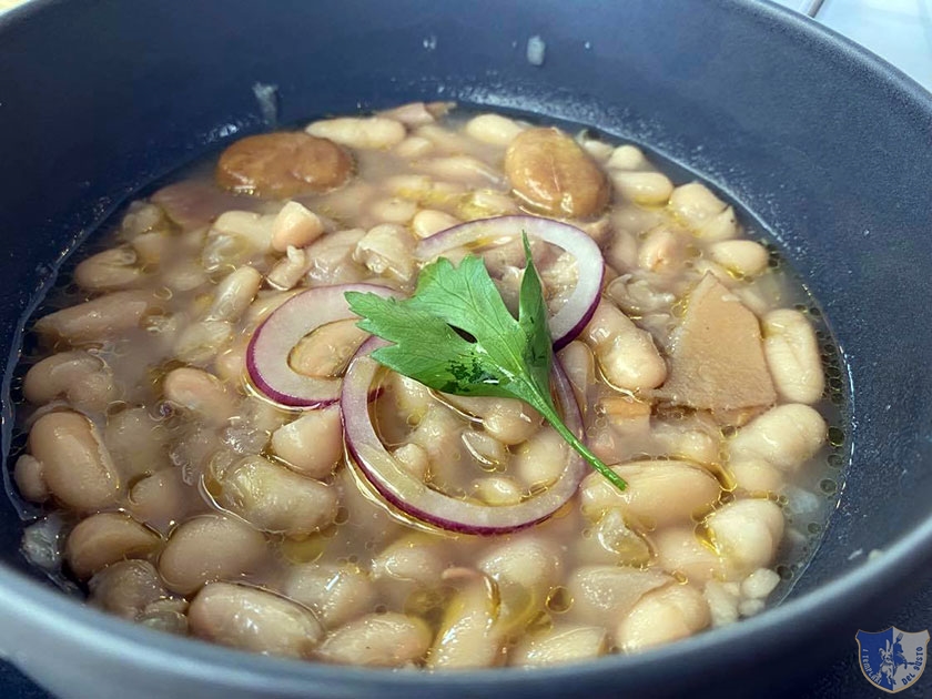 Zuppetta di fagioli castagne porcini e cipolla rossa